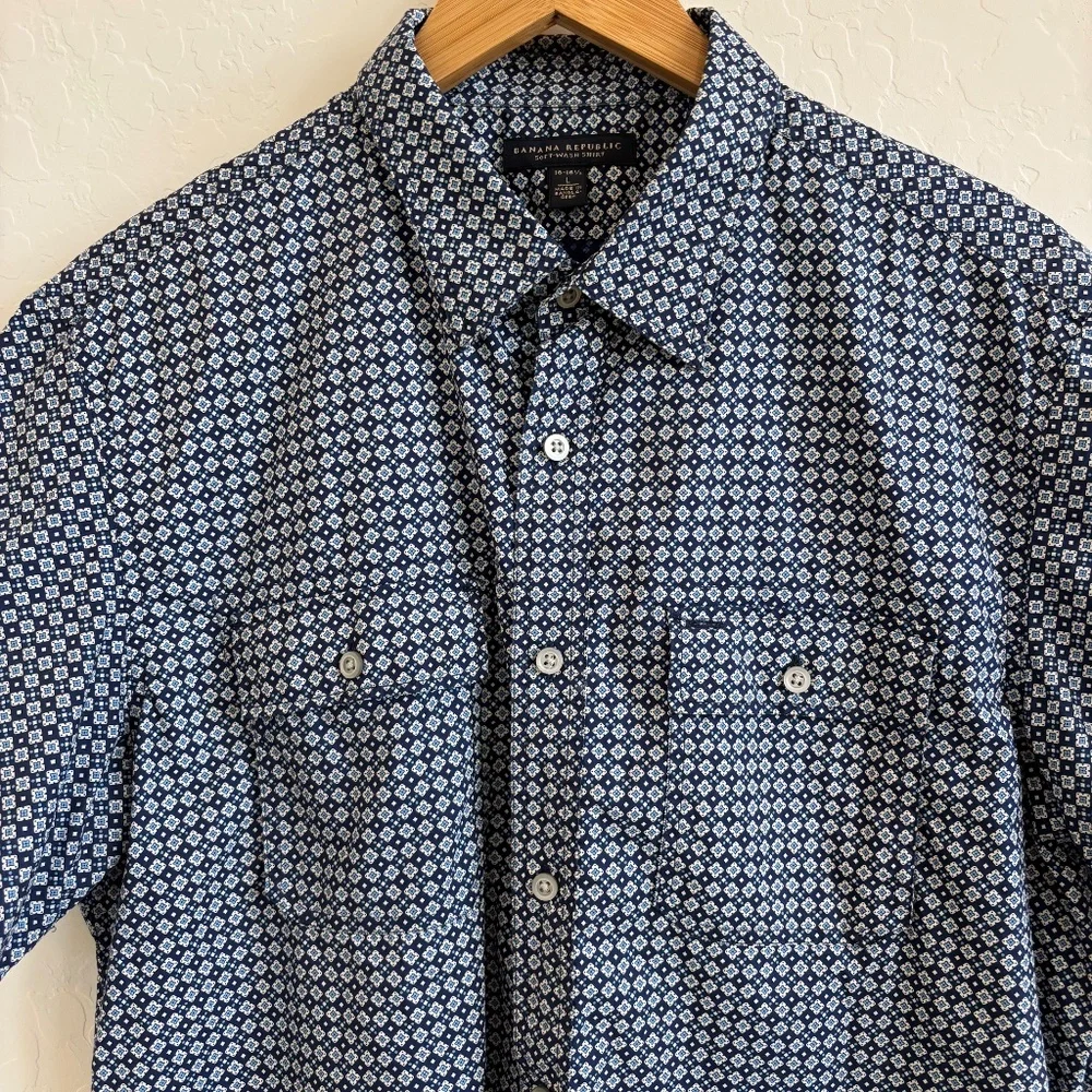 Banana Republic Men’s Regular Fit Short Sleeve Shirt - Navy Geo Print , Large